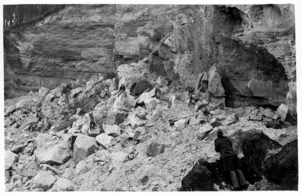 Dieses Foto zeigt den riesigen Felssturz, durch den am 4. Januar 1932 die meisten Eingänge der unterirdischen Steinbrüche am Fusse des Skalický vrch (Langenauer Berg) verschüttet worden sind.