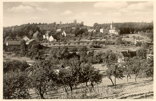 Auf dieser Ansichtskarte aus dem Jahr 1959 ist der untere Teil von Slunečná (Sonneberg) mit der Kirche Mariä Himmelfahrt.