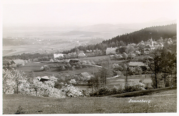 Die Ansichtskarte aus dem Jahre 1929 zeigt den unteren Teil von Slunečná (Sonneberg) mit der Aussicht in die vom Nebel verdeckte Landschaft im Südosten.