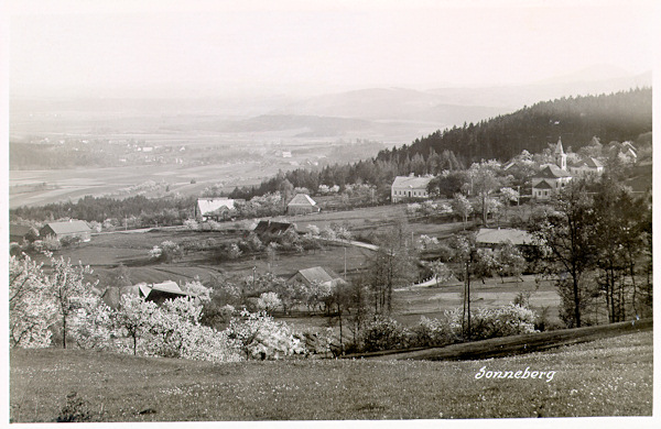 Pohlednice z roku 1929 zachycuje dolní část Slunečné s výhledem do zamlžené krajiny na jihovýchodě.