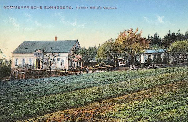 Diese Ansichtskarte zeigt das unweit der Kirche stehende Gasthaus Heinrich Röslers.