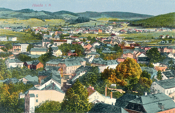 Auf dieser Ansichtskarte sieht man Arnultovice (Arnsdorf) in der Aussicht vom Turm der Kirche Mariä Himmelfahrt in Nový Bor (Haida).