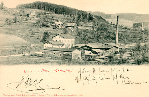 Pohlednice z roku 1901 zachycuje parní pilu v horní části Arnultovic, postavenou jen o dva roky dříve při silnici do Polevska.