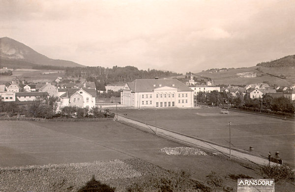 Auf dieser Ansichtskarte sieht man das neue Gebäude des städtischen Theaters von 1936. Rechts hinter ihm sieht man das Hl.-Geist-Kirchlein