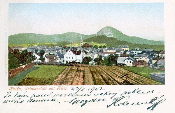 Na pohlednici z přelomu 19. a 20. století je Nový Bor zachycen z jižní strany. Ze zástavby vyčnívá věž kostela Nanebevzetí Panny Marie, vpravo za ní je nevelký Borský vrch a na obzoru výrazná hora Klíč.