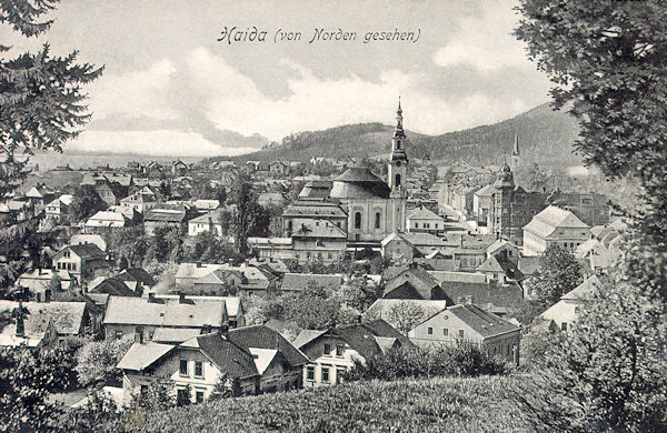 Auf dieser Ansichtskarte vom Anfange des 20. Jahrhunderts sieht man das Stadtzentrum, dem die Kirche Mariä Himmelfahrt dominiert. Rechts von ihr sieht man das monumentale Sparkassengebäude, das zum Teil vom Bürgermeisteramt verdeckt wird.