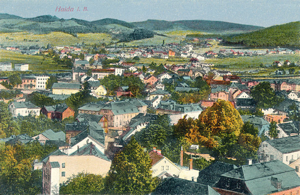 Auf dieser Ansichtskarte wird der Blick vom Turm der Mariä Himmelfahrt-Kirche auf den Nordwestteil der Stadt mit Arnultovice (Arnsdorf) gezeigt. Im Vordergrund stehen die Häuser der heutigen Purkyně-Gasse (Gartengasse).