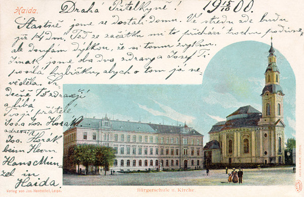 Auf dieser Ansichtskarte vom Ende des 19. Jahrhunderts sieht man den südöstlichen Teil des Stadplatzes mit der Kirche Mariä Himmelfahrt und dem 1887 an der Stelle des ehemaligen Piaristengymnasiums erbauten Gebäude der Bürgerschule.