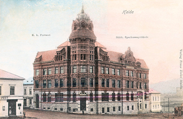 Tato pohlednice zachycuje secesní budovu pošty a spořitelny na náměstí brzy po jejím dokončení v roce 1904.