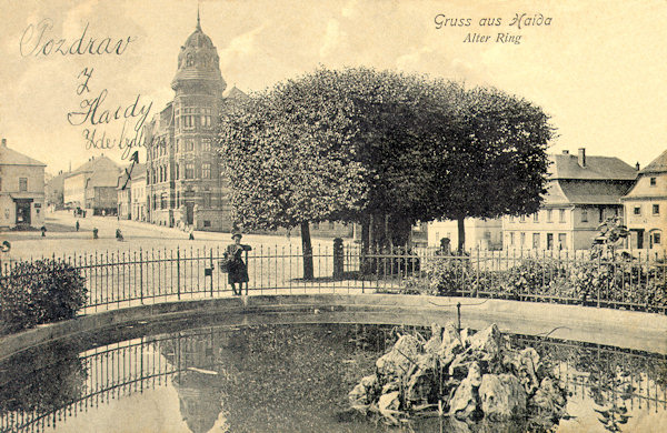 Na pohlednici z doby kolem roku 1910 vidíme jezírko, které bylo součástí parkové úpravy severní části náměstí. V pozadí je budova spořitelny na nároží tehdejší Poštovní ulice (dnes T. G. Masaryka).