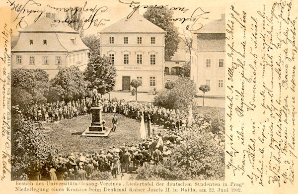 Diese Ansichtskarte erinnert an den Besuch des Sängerbundes der Studenten der Deutschen Prager Universität am 22. Juni 1902 anlässlich der Kranzniederlegung am Denkmal Kaiser Josef II. im Park am Stadplatz.