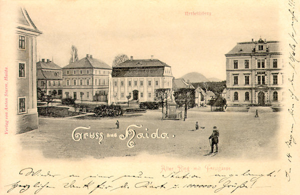 Auf der Ansichtskarte vom Ende des 19. Jahrhunderts sieht man das Zentrum des Stadplatzes mit der heutigen Kalina-Gasse (Forstgasse) in der Mitte. Rechts sieht man einen Teil der Bürgerschule und links daneben das Empire-Gebäude des heutigen Glasmuseums, das der Handelsmann Johann Christoph Socher 1804 erbauen liess.