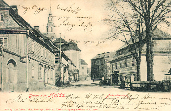 Auf dieser Ansichtskarte von 1901 sieht man den oberen Teil der Sloupská ulice-Gasse (Antonigasse) hinter der Kirche Mariä Himmelfahrt.