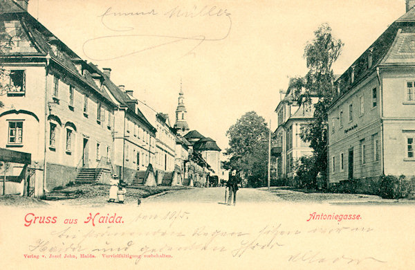 Diese Ansichtskarte aus dem Jahr 1901 zeigt die monumentalen Häuser an der Sloupská ulice-Gasse (Antonigasse) unterhalb des Stadtplatzes, im Hintergrund steht die Kirche Mariä Himmelfahrt.