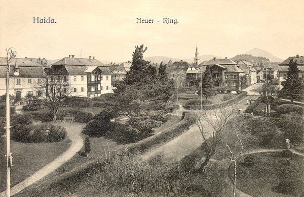 Auf dieser Ansichtskarte von der Wende des 19. und 20. Jahrhunderts sieht man den parkartig eingerichteten Palackého náměstí-Platz (Neuer Ring) von seiner Südseite aus gesehen.