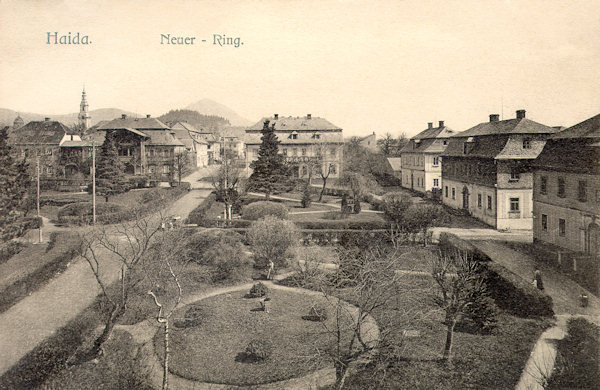 Diese Ansichtskarte vom Beginn des 20. Jahrhunderts zeigt den östlichen Teil des Palackého náměstí-Platz (Neuer Ring), der nach dem Projekt von Emanuel Kleinwächter aus dem Jahr 1783 erbaut wurde.