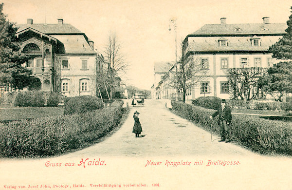 Auf dieser Ansichtskarte aus dem Jahr 1901 sieht man die Häuser an der Nordseite des Platzes Palackého náměstí (Neuer Ring) - an beiden Seiten der Palackého ulice-Gasse (Breitegasse).