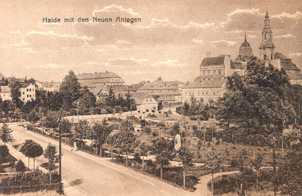 Auf dieser Ansichtskarte aus der Zeit vor 1920 sieht man einen Teil des in den Jahren 1910-1911 angelegten Stadtparks. Im Vordergrund ist die Smetanova ulice (Parkstrasse), im Hintergrund die Häuser am Stadtplatz mit den Dominanten des Sparkassengebäudes und der Mariä Himmelfahrt-Kirche.