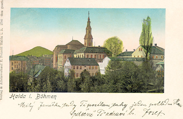 Tato pohlednice z konce 19. století zachycuje domy v okolí kostela Nanebevzetí Panny Marie od severovýchodu.