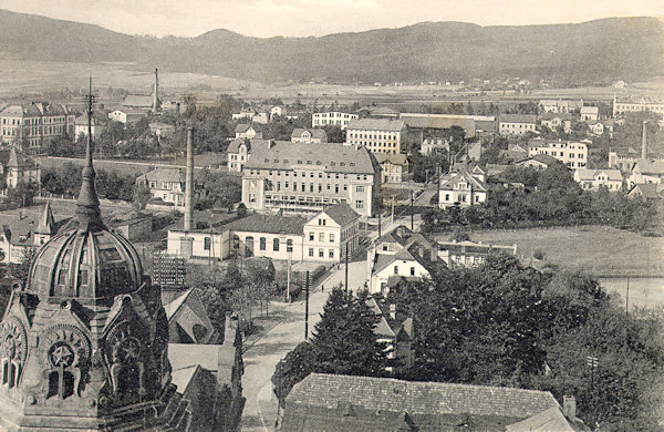 Diese Ansichtskarte aus den 20er Jahren des 20. Jahrhunderts zeigt den westlichen Teil der Stadt mit der Dvořákova ulice-Gasse (Schillergasse) im Blick vom Turm der Kirche Mariä Himmelfahrt. Im Vordergrund ragt die Kuppel der Sparkasse herauf, im der Mitte steht das monumentale Haus des damaligen Hotels Zimmerhackel und der Horizont wird vom langgezogenen Kamm mit den Höhenpunkten Vyhlídka (Kühlberg) und Obrázek (Bildstein) bei Prácheň (Parchen) abgeschlossen.