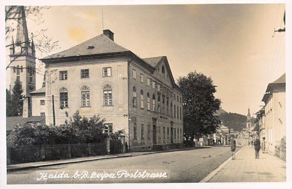 On this picture postcard from the end of the thirties of the 20thcentury we see the former chandelier factory Palme Bros. in the T. G. Masaryk-street and behind it the tower of the evangelic church.