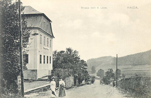 Auf dieser Ansichtskarte sieht man das auch heute noch am Ende der aus der Stadt nach Česká Lípa (Böhm.-Leipa) führenden Hauptstrasse stehende Haus No. 223.