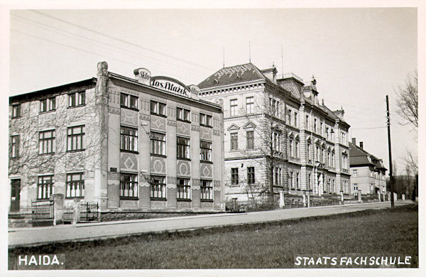 Tato pohlednice zachycuje výstavnou budovu novoborské odborné sklářské školy, postavenou v letech 1890-1892 v dnešní Wolkerově ulici.