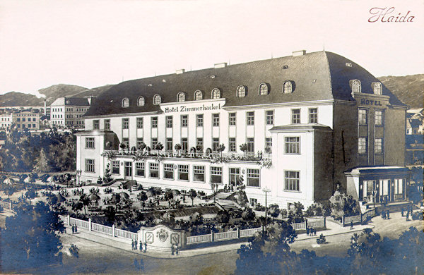 Auf dieser Ansichtskarte sieht man das in der Dvořákova ulice (Schillerstrasse) am 9. Januar 1927 feierlich eröffnete Grandhotel Josef Zimmerhackels.