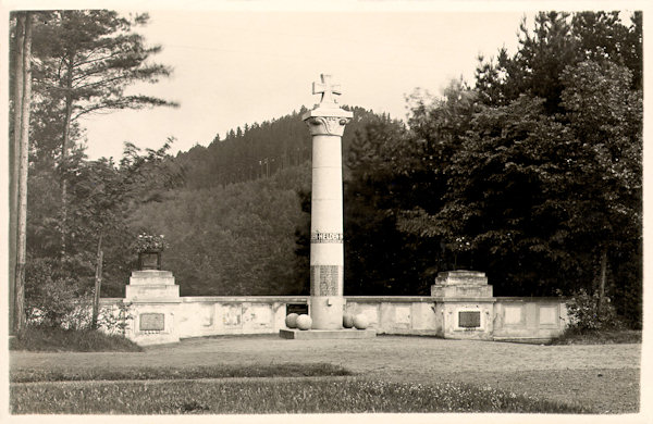 Diese Ansichtskarte aus der Zwischenkriegszeit hält das Aussehen des 1923 im Eintrittsgelände des Waldfriedhofs errichteten Denkmals der Gefallenen des 1. Weltkrieges fest. Das Denkmal steht bis heute, nur das Eiserne Kreuz auf seiner Spitze wurde nach 1945 entfernt.