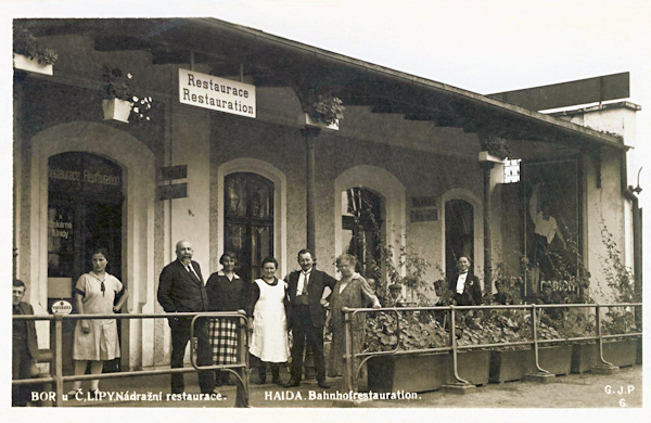 Pohlednice z roku 1930 zachycuje restauraci na novoborském nádraží.