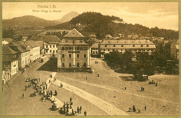 Auf dieser Ansichtskarte aus dem Jahr 1926 sieht man das Gebäude der Stadtbehörde und den Park im Nordteil des Stadplatzes.