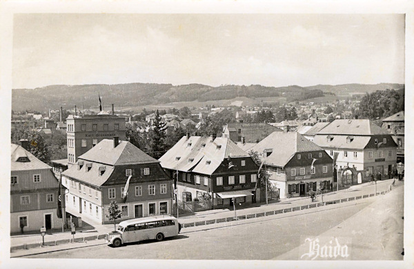 Diese Ansichtskarte aus dem Jahr 1940 zeigt die Häuser an der Westseite des Stadtplatzes. Hinter ihnen ragt das heute nicht mehr bestehende Haus der Glassexportfirma Karl Grossmann empor.