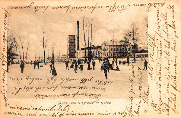 Diese Ansichtskarte von 1903 zeigt den Eislaufplatz des hiesigen Eislaufvereins in der Nähe der heutigen Dvořákova ulice (Schillerstrasse). Im Hintergrund ist das Gebäude des städtischen Elektrizitätswerks aus dem Jahr 1893.
