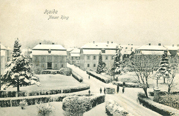 Diese Ansichtskarte zeigt eine winterliche Stimmung am Palackého náměstí-Platz (Neuer Ring) in den ersten Jahren des 20. Jahrhunderts.