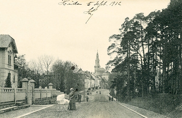 Diese Ansichtskarte aus der Zeit um 1910 zeigt die zum Stadtplatz mit der Mariä-Himmelfahrtskirche führende heutige Sloupská ulice.