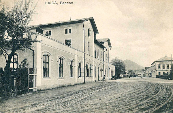Diese Ansichtskarte zeigt das am 16. Januar 1869 in Betrieb genommene Bahnhofsgebäude in Nový Bor.