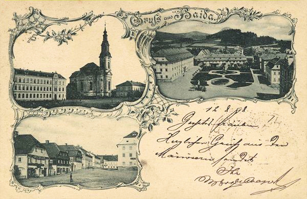 Diese Ansichtskarte aus dem Ende des 19. Jahrhunderts zeigt den Stadtplatz von Nový Bor (Haida): links oben ist die Kirche Mariä Himmelfahrt mit dem Gebäude der Bürgerschule, unten sieht man die Häuschen der gegenüberliegenden Seite und rechts ist der kleine Park im Nordteil des Stadtplatzes.