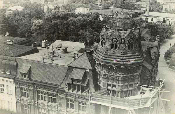 Fotografie z konce 30. let 20. století zachycuje rozebírání ozdobné kopule na budově spořitelny.