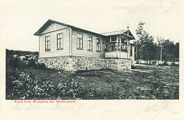 This picture postcard shows the former restaurant of the Mountain association, built in the 20s of the 20th century on one hill in the southwest of Polevsko. At present the hill is overgrown by wood and of the restaurant only the foundations remained.