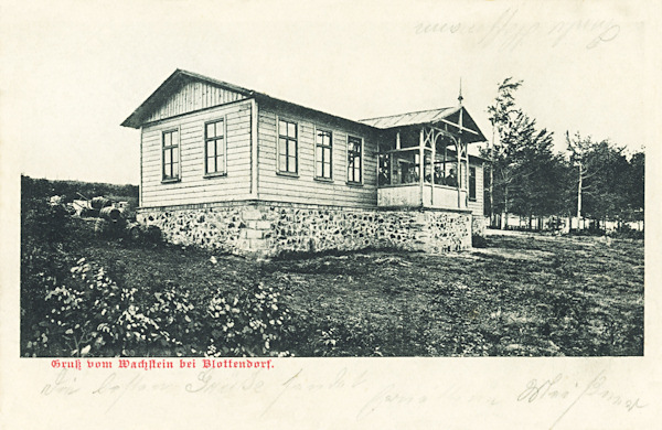 Diese Ansichtskarte zeigt das ehemalige Gasthaus des Gebirgsvereines, das in den 20er Jahren des 20. Jahrhunderts an einer Anhöhe südwestlich von Polevsko (Blottendorf) erbaut worden ist. Heute ist die Anhöhe mit Wald überwachsen und vom Gasthaus sind nur die Grundmauern übrig geblieben.