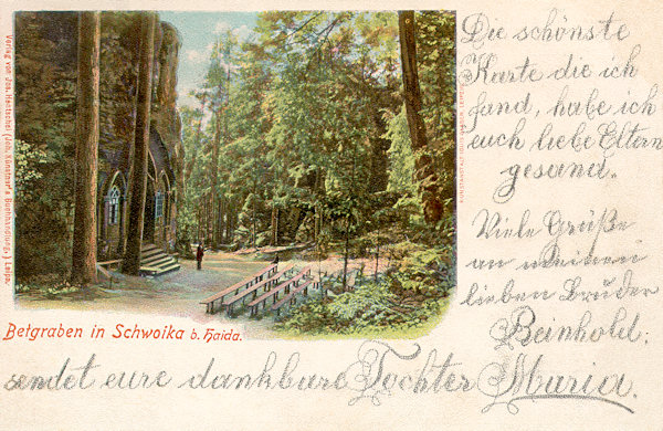 Auf dieser Ansichtskarte aus dem Jahre 1900 ist der mit Bänken versehene Raum vor der Felsenkapelle im Modlivý důl (Betgraben). In vergangenen Zeiten strömten die gläubigen Wallfahrer in grossen Prozessionen aus der weiten Umgebung hierher.