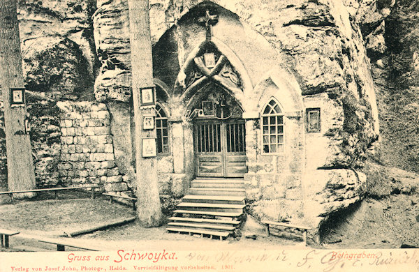 This picture postcard from 1901 shows the front-wall of the rock-chapel before the last great adaptation in 1903.