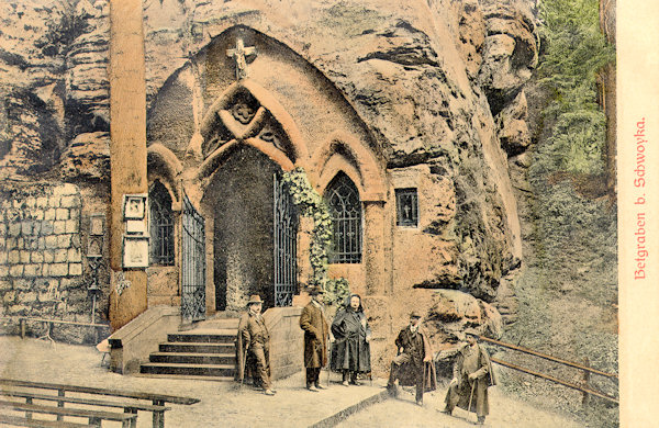 Auf dieser Ansichtskarte von Beginn des 20. Jahrhunderts hat die Stirnwand der Felsenkapelle im Modlivý důl (Betgraben) bereits fast genau das selbe Aussehen wie heute.