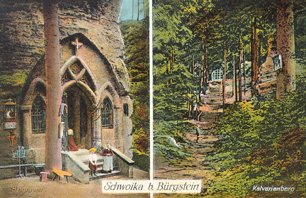 Auf dieser nicht datierten Ansichtskarte des Modlivý důl (Betgraben) ist links die im Jahre 1836 umgebaute Stirnwand der Felsenkapelle, rechts ist der Abschluss der Schlucht mit der Treppe zur Felsennische, in der sich die Statuengruppe der Kalvarie von Josef Max d. Ä. befand.