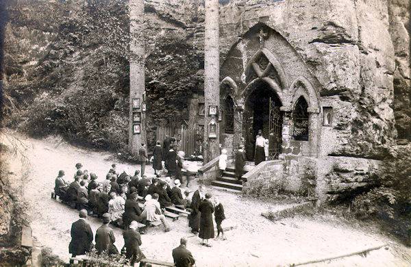 Diese Ansichtskarte zeigt die Felsenkapelle im Modlivý důl (Betgraben) bei einer kirchlichen Feierlichkeit, die früher hier sehr oft stattfanden.