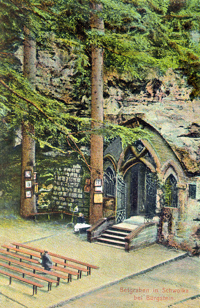 Diese Ansichtskarte ohne Datum zeigt den hergerichteten Raum vor der Felsenkapelle im Modlivý důl (Betgraben).