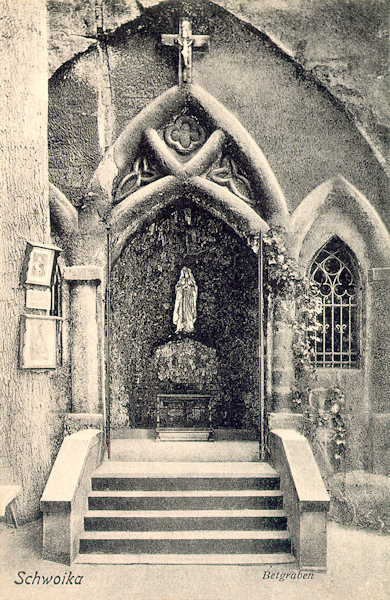 Auf dieser Ansichtskarte sieht man das Innere der Felsenkapelle mit der Marienstatue. Das Innere ist seit 1903 der Grotte von Lourdes nachgebildet.