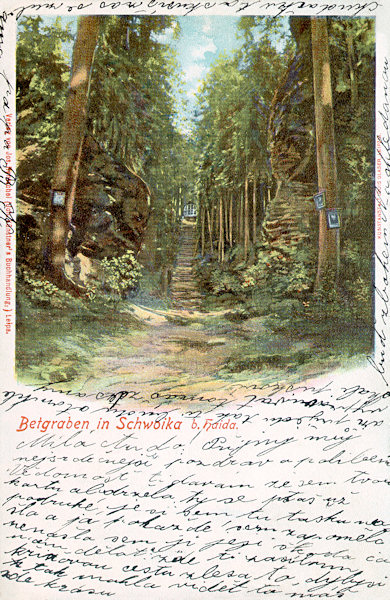 Diese Ansichtskarte von 1901 zeigt die zur Nische mit der Kreuzigungsgruppe am Ende des Betgrabens (Modlivý důl) führende Felsentreppe. Heute ist die Nische leer und zu ihr hinauf führt nur ein verwahrloster Fusssteig.