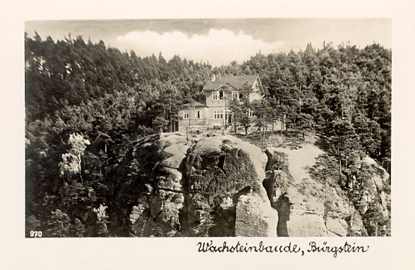 Auf dieser Ansichtskarte aus den 30er Jahren des 20. Jahrhunderts sieht man den Felsenvorsprung Na Stráži (Wachstein) mit der Aussichtsterrasse und der Ausflugsgaststätte.