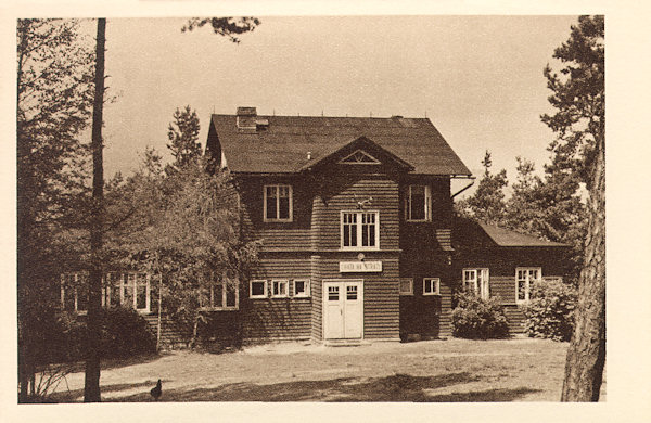 Na této pohlednici ze 2. poloviny 20. století je bývalá výletní restaurace Na Stráži, využívaná po 2. světové válce jako rekreační středisko. Dnes na jejím místě stojí nová chata s rozhlednou.